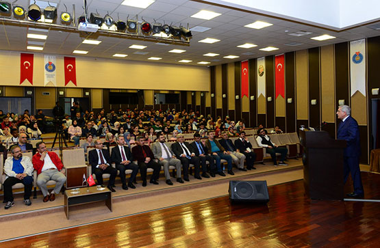 ksu’de-‘cumhuriyet’e-giden-yol’-konulu-konferans-duzenlendi1.jpg