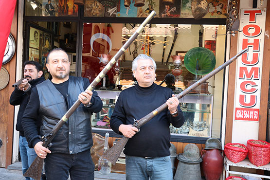 mehmetcige-antika-silahlarla-destek1.jpg