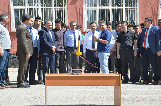 meslek-lisesi-ogrencileri-400-metre-menzilli-roket-yapti2.jpg