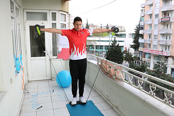 milli-eskrimci-antrenmanlarini-evinin-balkonunda-yapiyor1.jpg