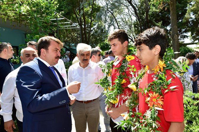 milli-gurescileri-karsilama2.jpg milli-gurescileri-karsilama2.jpg