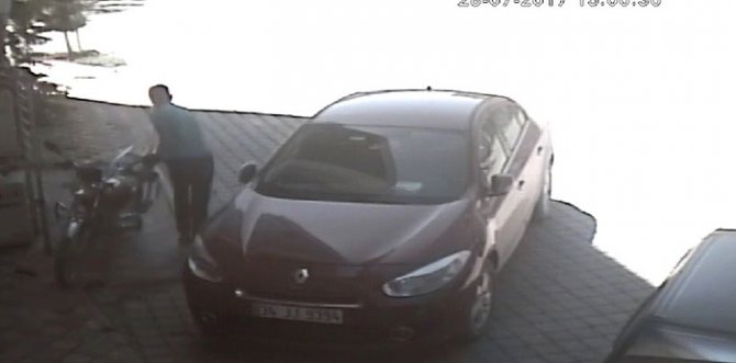 motosiklet-hirsizi-kameraya-aldirmadi1.jpg