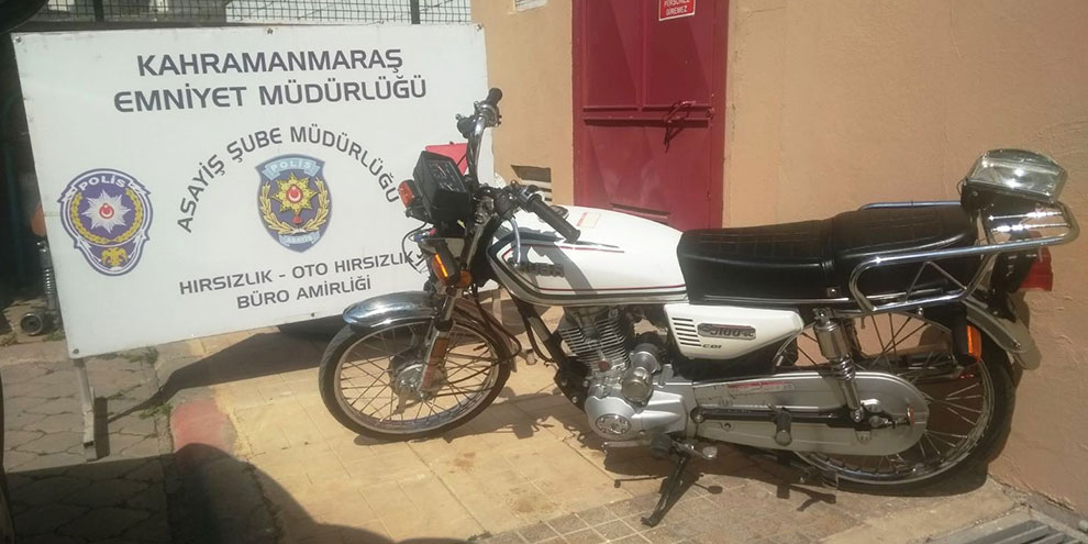 motosiklet-hirsizlari-once-kameraya-sonra-polise-yakalandi.jpg