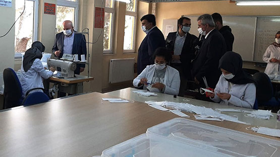 ogretmenlerimiz-gunde-8-bin-adet-maske-uretiyor1.jpg