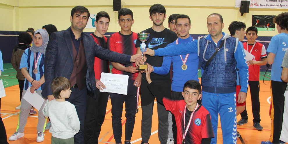 okul-sporlari-badminton-gencler-il-birincileri-kupalarini-aldi.jpg