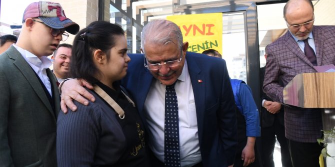 onikisubat-belediye-baskani-hanefi-mahcicek-down-sendromlular-icin-hayata-gecirdigi-ozel-hamidiye-bekir-topcuoglu-egitim-ve-rehabilitasyon-merkezinde-is-kur-muduru-ali-yuce-ile-down-sendromlu-bireyler-icin.jpeg