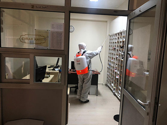 onikisubat-belediyesi,-ilceyi-dezenfekte-ediyor2.jpg