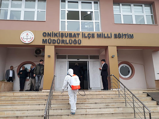 onikisubat-belediyesi,-ilceyi-dezenfekte-ediyor4.jpg