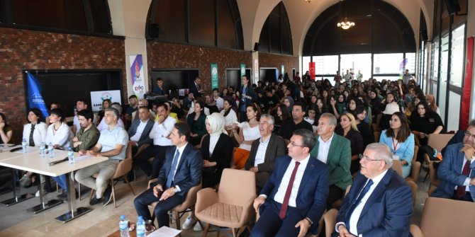 onikisubat-talks-ingilizce-sunum-yarismasinin-finalinde-konusan-onikisubat-belediye-baskani-hanefi-mahcicek-onumuzdeki-yil-expo-2023u-actigimizda-buralara-danisma-burolari-kuracagiz-ve-yurt-disindan-gelen-misaf.jpeg