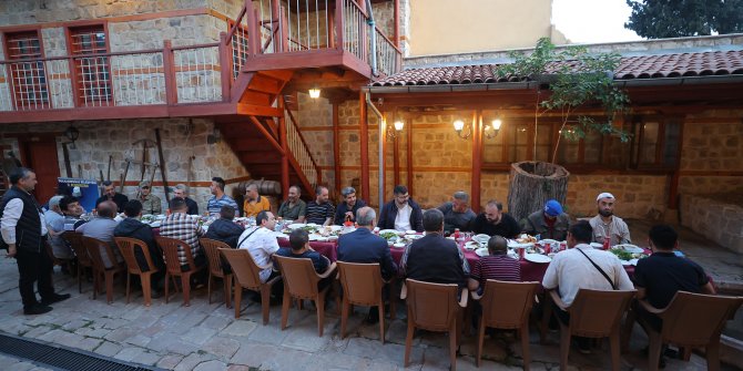 onlarla-bu-guzel-iftar-sofrasinda-bir-arada-olmaktan-duydugum-memnuniyeti-dile-getirmek-istiyorum-dedi.jpg
