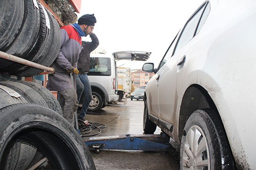 oto-lastikcilerde-kis-lastigi-mesaisi-suruyor1.jpg