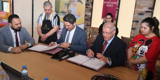 ozel-gereksinimli-bireylerin-sosyal-hayata-uyumunu-kolaylastirmak-amaciyla-onikisubat-belediyesi-ile-kahramanmaras-genclik-ve-spor-il-mudurlugu-arasinda-protokol-imzalandi.jpeg
