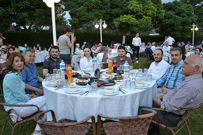 ozel-sular-hayat-hastanesi-iftar-sofrasinda-bulustu2.jpg