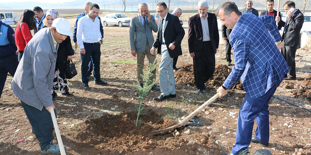 pazarcik-belediyesi-fidan-dikimi-yapti1.jpg