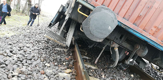 pazarcikta-yuk-treni-vagonu-raydan-cikti1.jpg