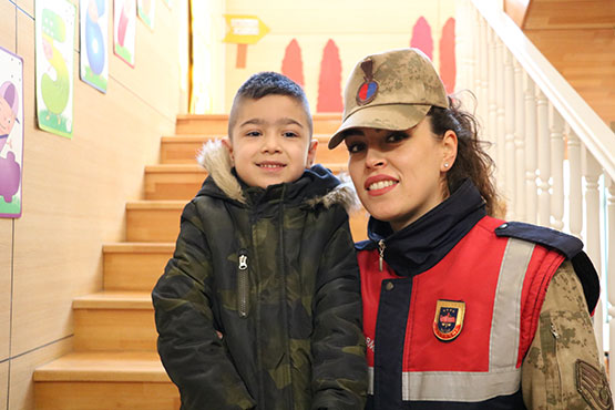 polis-ve-jandarmadan-sehit-cocuklarina-jest4.jpg