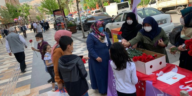 saadet-partisi-kahramanmaras-kadin-kollari-baskanligindan-vatandaslara-kutlu-dogum-karanfili.jpg