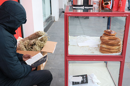 simit-satarak-kitap-okuyor1.jpg