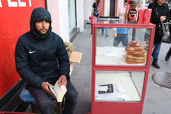 simit-satarak-kitap-okuyor2.jpg