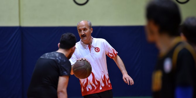 sosyal-medyada-yayinladigi-basketbol-videosunda-gencleri-maca-davet-eden-dulkadiroglu-belediye-baskani-necati-okay-keyifli-bir-musabaka-yaptiklarini-ifade-ederek-genclerimizle-spor-etkinligi-yapmak-cok-keyifliy.jpg