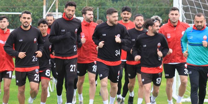 turkiye-futbol-federasyonu-tff-2-lig-kirmizi-grupta-mucadele-eden-kahramanmarasspor-antalya-kampinda-guc-depoluyor-001.jpg