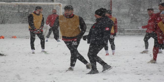 turkiye-futbol-federasyonu-tff-2-ligde-mucadele-eden-kahramanmarasspor-hazirliklarini-yogun-kar-altinda-surdurdu.jpg
