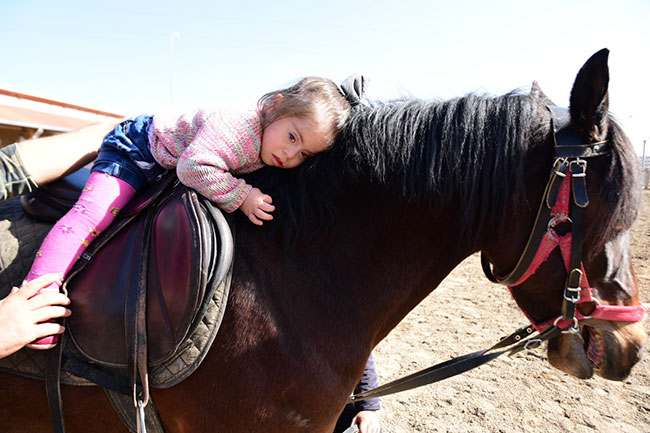 turkoglu’nda-down-sendromlu-cocuklara-at-ile-terapi-egitimi-veriliyor2.jpg