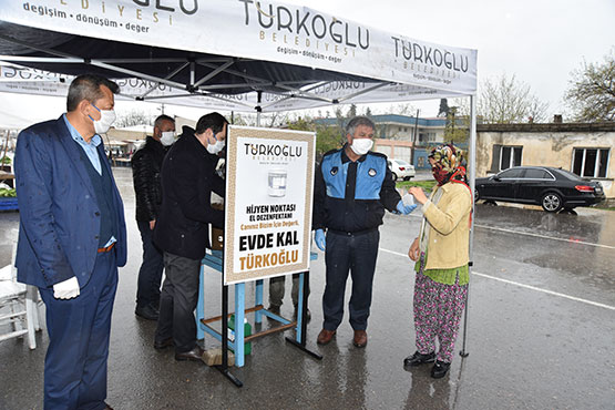 turkoglu-belediyesi,-pazar-girisinde-maske-ve-eldiven-dagitti1.jpg