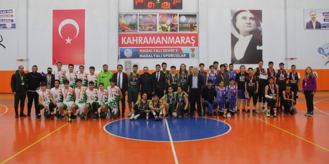 turnuva-sonunda-derece-elde-eden-okul-takimlarina-duzenlenen-torenle-kupa-sporcu-ogrencilere-ise-basari-belgesi-ve-madalyalarini-genclik-ve-spor-il-muduru-cemil-boz-onikisubat-genclik-ve-spor-ilce-muduru-kad.jpg