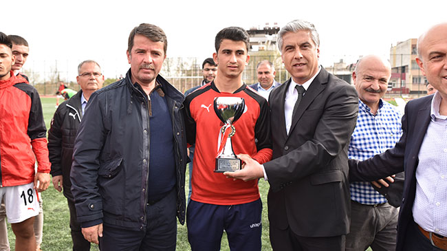 u19da-turkoglu-belediyespor-kupasini-aldi1.jpg