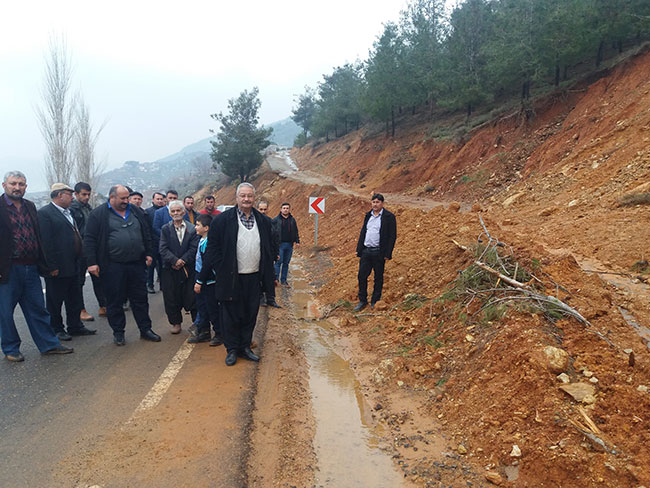 yagis-sonrasi-yolda-toprak-kaymasi-oldu!-vatandaslar-2-aydir-magdur.jpg