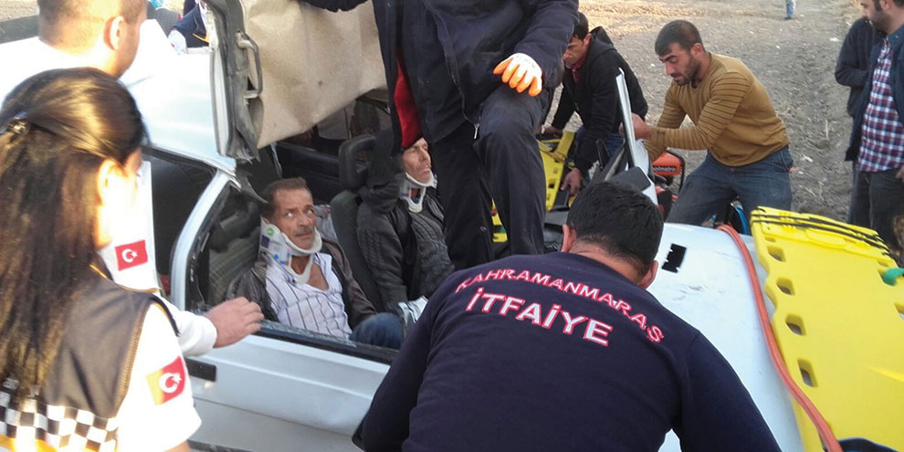 yaralilar,-otomobilin-tavani-kesilerek-cikarildi-1.jpg