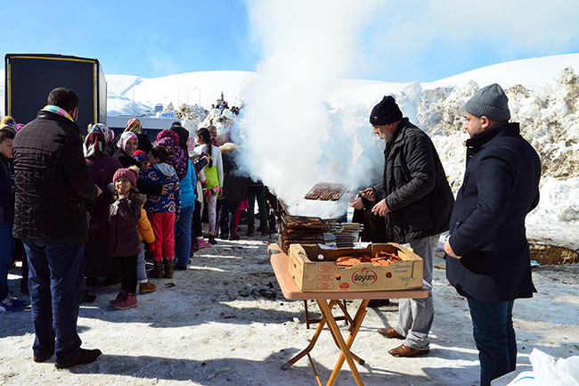 yedikuyular’da-kar-ve-sucuk-senligi3.jpg