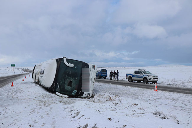 yolcu-otobusu-devrildi!-27-yarali1.jpg