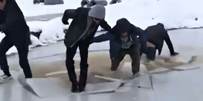 Kahramanmaraş'ta buz tutmuş çayda çocukların oyunu üşüttü