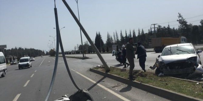 Kahramanmaraş’ta otomobil elektrik direğine çarptı: 6 yaralı